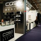 Auf dem Caso-Stand waren über zehn Neuheiten aus diversen Produktkategorien wie Weinkühlschränke, Mikrowellengeräte oder Vakuumierer, etc. zu sehen. Auf dem Caso-Stand waren über zehn Neuheiten aus diversen Produktkategorien wie Weinkühlschränke, Mikrowellengeräte oder Vakuumierer, etc. zu sehen.