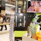 Gastroback als treuer und langjähriger Ambiente-Aussteller hatte als Raffinesse einen Vakuumierer mit integrierter Waage am Stand. Gastroback als treuer und langjähriger Ambiente-Aussteller hatte als Raffinesse einen Vakuumierer mit integrierter Waage am Stand.