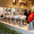 Smeg: Ein farblicher Blickfang im Stil der 50iger Jahre - einfach ein optischer Genuss! Smeg: Ein farblicher Blickfang im Stil der 50iger Jahre - einfach ein optischer Genuss!