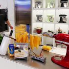 Bei KitchenAid ist „Kalter Kaffee“ total in. Mit dem Cold Brew Coffee Maker greift das Unternehmen den Trend nach diesem Getränk auf. Bei KitchenAid ist „Kalter Kaffee“ total in. Mit dem Cold Brew Coffee Maker greift das Unternehmen den Trend nach diesem Getränk auf.