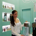 Ein wenig versteckt am Rande in der Halle 6.1: mySodaPopp präsentierte sich als Design-Alternative bei Wassersprudlern, verspricht ein lukratives Geschäft mit Essenzen und Kohlensäure-Zylindern. Ein wenig versteckt am Rande in der Halle 6.1: mySodaPopp präsentierte sich als Design-Alternative bei Wassersprudlern, verspricht ein lukratives Geschäft mit Essenzen und Kohlensäure-Zylindern.