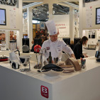 Einfach ein Augenschmaus: Der Stand und die Designstücke von Bugatti.