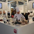 Einfach ein Augenschmaus: Der Stand und die Designstücke von Bugatti.