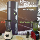 Eine Kombination aus Vakuumpumpe und Hochleistungsmixer verhindert die Oxidation von Lebensmitteln während des Mixvorganges. Anbieter Bianco die Puro verspricht ein neues Geschmackserlebnis, ganz besonders bei Smoothies.