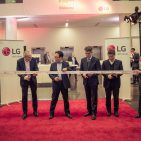 Die beliebte Zeremonie zur Einweihung: Das Ribbon Cutting. (v.li.n.re.) Martin Winkler, COO LG Electronics Western Europe; Wayne Park, President LG Electronics Europe; Dr. Su-Birm Park, Vice President LG Vehicle Components Europe; Scott Sim, CFO LG Electronics Western Europe. LG Eröffnung Europazentrale