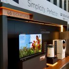 LG stellte auf der Roadshow seine Premium-Linie Signature erneut wirkungsvoll in Szene. LG stellte auf der Roadshow seine Premium-Linie Signature erneut wirkungsvoll in Szene.