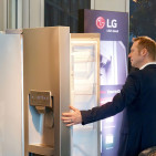 Kurz das Frontglas des InstaView-Kühlschranks anklopfen und schon öffnet sich ein Blick ins Innere des Gerätes. Kurz das Frontglas des InstaView-Kühlschranks anklopfen und schon öffnet sich ein Blick ins Innere des Gerätes.