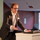 "Computer rechnen, Gehirne verstehen": Wissenschaftskabarettist Vince Ebert sprach über die Digitalisierung zwischen Big Data und Dadaismus. "Computer rechnen, Gehirne verstehen": Wissenschaftskabarettist Vince Ebert sprach über die Digitalisierung zwischen Big Data und Dadaismus.