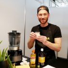 Naturkosmetik selber machen! Geht ganz einfach. Man nehme ein paar Ingredienzien wie beispielsweise Kokoscreme und Olivenöl, vermischt diese im Powermixer und fertig ist das Schönheitsmittelchen ohne jegliche künstliche Zusatzstoffe. Mehr dazu in unserer <a href="http://www.infoboard.de/carrera-standmixer-naturkosmetik/">Video-Anleitung</a>.
