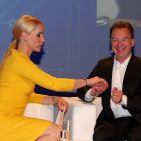 Happy wife – happy life: Euronics-Chef Benedict Kober verschönert den Arm von Moderatorin Judith Rakers mit einem lifestyligen Firness-Tracker von Fitbit. Happy wife – happy life: Euronics-Chef Benedict Kober verschönert den Arm von Moderatorin Judith Rakers mit einem lifestyligen Firness-Tracker von Fitbit.