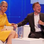 Judith Rakers zu Benedict Kober: „Das ist nicht meine Lieblingsfarbe rosa, das ist apricot“ – und wendet sich ab mit Grausen. Judith Rakers zu Benedict Kober: „Das ist nicht meine Lieblingsfarbe rosa, das ist apricot“ – und wendet sich ab mit Grausen.