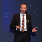 Prof. Dr. Jens Böcker: „Da der Kunde heute zahlreiche Alternativen hat, Produktinformationen und Bewertungen zu erhalten, verliert der Handel sein Wissens- und Informationsmonopol.“ Prof. Dr. Jens Böcker: „Da der Kunde heute zahlreiche Alternativen hat, Produktinformationen und Bewertungen zu erhalten, verliert der Handel sein Wissens- und Informationsmonopol.“