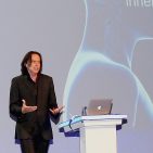 Hirnforscher Klaus Rempe auf dem Euronics Kongress: „Pessimisten küsst man nicht, Optimisten küsst man lieber.“ Hirnforscher Klaus Rempe auf dem Euronics Kongress: „Pessimisten küsst man nicht, Optimisten küsst man lieber.“