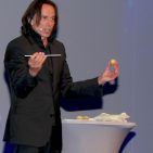 Eine Kartoffel mit einem Strohhalm zu durchstechen – machbar oder nicht? „Man muss nur eine Kleinigkeit seines Denkens ändern, dann ist es unproblematisch möglich“, so Motivationsguru Rempe. Eine Kartoffel mit einem Strohhalm zu durchstechen – machbar oder nicht? „Man muss nur eine Kleinigkeit seines Denkens ändern, dann ist es unproblematisch möglich“, so Motivationsguru Rempe.