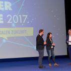 Jochen Mauch im Dialog mit der Strategieexpertin Stefanie Kuhnen und dem Top-Kreativen Rolf Heuel, beide von der Agentur Grabarz & Partner aus Hamburg. Jochen Mauch im Dialog mit der Strategieexpertin Stefanie Kuhnen und dem Top-Kreativen Rolf Heuel, beide von der Agentur Grabarz & Partner aus Hamburg.