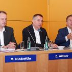 Standen der Presse Rede und Antwort: Die Vorstände Michael Niederführ und Benedict Kober (re.) sowie Aufsichtsratsvorsitzender Dirk Wittmer. Standen der Presse Rede und Antwort: Die Vorstände Michael Niederführ und Benedict Kober (re.) sowie Aufsichtsratsvorsitzender Dirk Wittmer.
