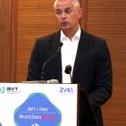 Kai Hillebrandt, Vorsitzender des ZVEI-Fachverbandes Consumer Electronics: „Christian Sokcevic und ich zeigen sehr gut, wie die Integrationsfähigkeit in Deutschland funktioniert. Ein urdeutscher Verband wird jetzt von einem Österreicher und einem Holländer geführt.“ Kai Hillebrandt, Vorsitzender des ZVEI-Fachverbandes Consumer Electronics: „Christian Sokcevic und ich zeigen sehr gut, wie die Integrationsfähigkeit in Deutschland funktioniert. Ein urdeutscher Verband wird jetzt von einem Österreicher und einem Holländer geführt.“