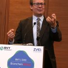 „Die kartellrechtlichen Eingriffe in die Vertragsfreiheit zwischen Herstellern und Händlern haben überhandgenommen, konstatiert der Ökonomieprofessor Dr. Justus Haucap. „Die kartellrechtlichen Eingriffe in die Vertragsfreiheit zwischen Herstellern und Händlern haben überhandgenommen, konstatiert der Ökonomieprofessor Dr. Justus Haucap.