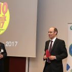BVT-Vorstandsmitglied Frank Schipper (li.) erläutert zusammen mit Steffen Kahnt vom BVT den Branchen-Oscar „Top Ten“ – die Prämierung der zehn meist angesagtesten Technikprodukte des Jahres. BVT-Vorstandsmitglied Frank Schipper (li.) erläutert zusammen mit Steffen Kahnt vom BVT den Branchen-Oscar „Top Ten“ – die Prämierung der zehn meist angesagtesten Technikprodukte des Jahres.