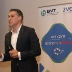 Bijan Esfahani, Leiter indirekter Vertrieb der Telekom Deutschland, warb für das neue T-Partnerprogramm. Seiner Ansicht nach, erfüllt dieses „ voll die formatspezifischen Anforderungen des Handels.“ Bijan Esfahani, Leiter indirekter Vertrieb der Telekom Deutschland, warb für das neue T-Partnerprogramm. Seiner Ansicht nach, erfüllt dieses „ voll die formatspezifischen Anforderungen des Handels.“