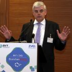 Karl Trautmann, Vorstand ElectronicPartner: „Wir sind mit der Qualitäts-Offensive in 2014 losgelaufen, die ersten drei Jahren sind um und die Erfolgsgeschichte ist noch lange nicht zu Ende.“ Karl Trautmann, Vorstand ElectronicPartner: „Wir sind mit der Qualitäts-Offensive in 2014 losgelaufen, die ersten drei Jahren sind um und die Erfolgsgeschichte ist noch lange nicht zu Ende.“