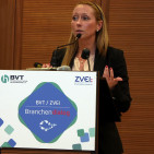 Carina Brederlow, BVT-Vorstandsmitglied und Chefin des Saturns Hohe Straße in Köln, referierte zum Thema elektronische Preisschilder. „Wir geben unseren Kunden das Vertrauen, dass wir stets einen aktuellen und günstigen Preis bieten.“