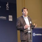 Für Chris Bram, Senior VP Sales Electrolux„ lautet eine der großen Herausforderungen: „Wie erzielen wir in unserer Branche eine höhere Wertschöpfung?“ Für Chris Bram, Senior VP Sales Electrolux„ lautet eine der großen Herausforderungen: „Wie erzielen wir in unserer Branche eine höhere Wertschöpfung?“