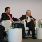 Philip Raub, Gründer des kalifornischen Händlers b8ta, diskutierte seine Erfolgsthesen mit Karl Trautmann, Vorstand ElectronicPartner, und Dave Ward, Head of New Technologie, Dixons Carphone. (v.re.) Philip Raub, Gründer des kalifornischen Händlers b8ta, diskutierte seine Erfolgsthesen mit Karl Trautmann, Vorstand ElectronicPartner, und Dave Ward, Head of New Technologie, Dixons Carphone. (v.re.)
