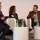 Tauschten sich unter der Moderation von Declan Curry lebhaft aus: Andrea Gisle-Joosen, Non-Executive Director, Board of Directors, Dixons Carphone, und Hans Carpels, President von Euronics International.