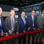 Sie eröffneten die Beko und Grundig Brand Gallery: Alexander Zell (Fraport), Ragip Balcioglu (COO Arçelik), Sühel Semerci (Geschäftsführer Beko und Grundig Intermedia), Christian Struck (Marketingleiter Grundig) und Landrat Oliver Qilling (v.l.n.r.).