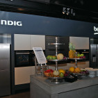 Zwei Marken, eine Küche: Die Einbaugeräte von Grundig und Beko sowie deren passgenaue Montage lassen sich in der Show-Küche ideal präsentieren.