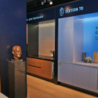 Historische Reminiszenz: Max Grundig ist allgegenwärtig.