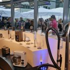 Showbühne: Die Präsentation der Elektrokleingeräte wartet auf das Premierenpublikum. Showbühne: Die Präsentation der Elektrokleingeräte wartet auf das Premierenpublikum.