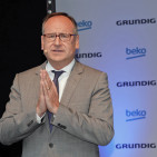 Landrat Oliver Qilling ist ehemaliger Bürgermeister von Neu-Isenburg. Daher freute er sich besonders über das neue Kapitel der Unternehmensgeschichte von Grundig und Beko.