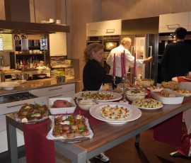 Anke Bürger, Prokuristin und „Seele des Betriebs“, bei der Vorbereitung des Jubiläumsbuffets in der Eventküche. 75_Jahre_Neuhoff-0008