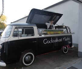 Zur Feier des Tages dabei: Eine Cocktailbar im historischen Bulli. 75_Jahre_Neuhoff-0009