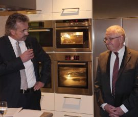 Vater Helmut Neuhoff ist jetzt 70 Jahre im Familienbetrieb unterwegs, Wolfgang Neuhoff übernahm 2000 die alleinige Verantwortung. 75_Jahre_Neuhoff-0013