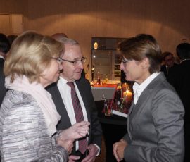 Susanne Sorg (re.), Vorstand EK/servicegroup, mit Helmut und Elsbeth Neuhoff. 75_Jahre_Neuhoff-0015