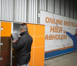 Schließfach im Hallenbad? Mitnichten. In der 24-Stunden-Abholstation können Kunden auch außerhalb der Öffnungszeiten online gekaufte Produkte in Empfang nehmen. Saturn Markt