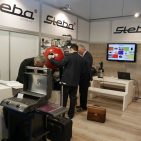 Blick auf den Steba-Stand. Nicht im Bild die drei Neuheiten: Reiskocher RK3 mit Glasdeckel, die Zitruspresse ZP2 mit praktischen Pressarm sowie der fernsteuerbare Ventilator VT4. Ambiente_2016---07