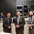 Freuen sich, den Severin Stand in Halle 3,1 bekommen zu haben: die „CASO-Brüder“ Bernd und Peter Braukmann sowie Marketingleiter Sascha Steinberg (v.li.). Bei CASO war die Design-Küchenmaschine KM 1200 Chef der Messe-Hero. Ambiente_2016---11