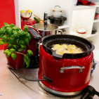 Der Multi-Cooker in Empire rot steht für die KitchenAid-Leidenschaft Kochen. Ambiente_2016---13