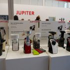Jupiter erstrahlte im neuen Outfit in Halle 3.1. Im Mittelpunkt der Relaunch des Jupiter System-Antriebs, der durch eine höhere Leistungsaufnahme, einen Küchentimer sowie durch farbige wechselbare Blenden punktet. Ambiente_2016---15