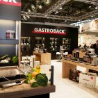 Seit Jahren stellt Gastroback auf der Ambiente aus. Im Fokus der diesjährigen Messe standen unter anderem die Siebträgermaschine „Design Espresso Advanced Professional“ mit der Heißwasserfunktion für einen Cafè Americano sowie der Design Multicook Professional. Ambiente_2016---28