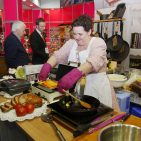 Am Stand von Kalorik zauberte Nona (Veronica Nissl), bekannt aus Funk und Fernsehen, wahre Köstlichkeiten mit dem Home Bakery. Die Team Kalorik Group vereint die Marken Kalorik, efbe-Schott, Kitchen Originals by Kalorik sowie Maybaum. Ambiente_2016---31