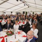 Blick auf Kunden, Lieferanten und Mitarbeiter im Festzelt. Amica - Festzelt I
