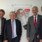 Zufriedene Gesichter beim Amica Führungsteam (v.li.): Martin Büttner, Geschäftsführer Amica International, Jacek Rutkowski, CEO Amica Wronki, Bernhard Vieth, Marketing- und Vertriebschef Deutschland und Andrzej Sas, Vorstand Amica Wronki. Amica Führungsteam