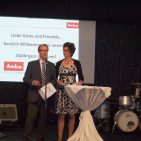 Das gute Mitarbeiterklima bei der Amica International verkörpern mit launigem Wortspiel Sandra Tewes und Axel Schröder. Amica - Mitarbeiter-Spirit