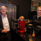 Deutschland-Repräsentant Thomas Bald demonstriert den Vitamin Twister von Novissa aus der Schweiz, eine Kombination aus Zitruspresse und Zentrifuge.