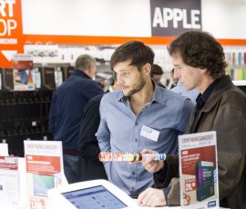 Auf Verkäufer im klassischen Sinne trifft man bei Cyberport nicht. Technikberater begleiten den Kunden bei seiner Auswahl. Auf Verkäufer im klassischen Sinne trifft man bei Cyberport nicht. Technikberater begleiten den Kunden bei seiner Auswahl.